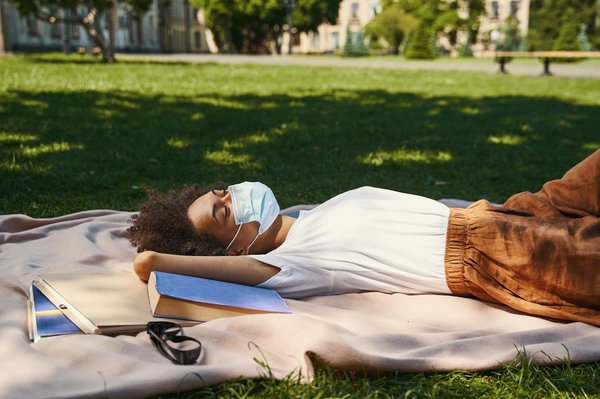 How do I adjust the idle speed on a Yamaha TMAX 560?