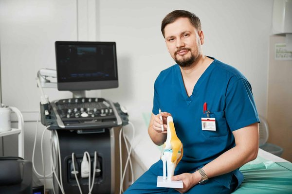 How can I diagnose and fix a fuel injector problem on a BMW S1000XR?